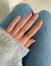 Load image into Gallery viewer, Wavy Heart Ring
